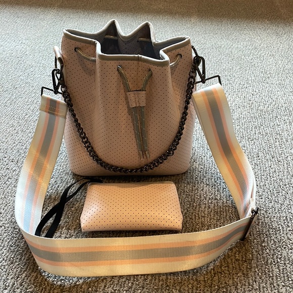 Haute shore Zoe shell bucket bag - Picture 2 of 10